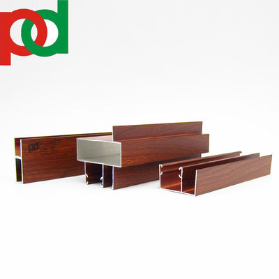 विभिन्न आकारों और डिज़ाइनों में मैट ब्लैक वुड-टच फ़िनिश के साथ डोर विंडो एल्यूमीनियम प्रोफाइल, एक्सट्रूज़न तकनीक का उपयोग करके